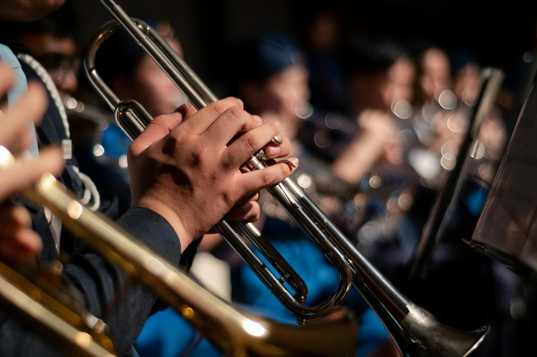Musiker mit Trompete während eines Auftritts
